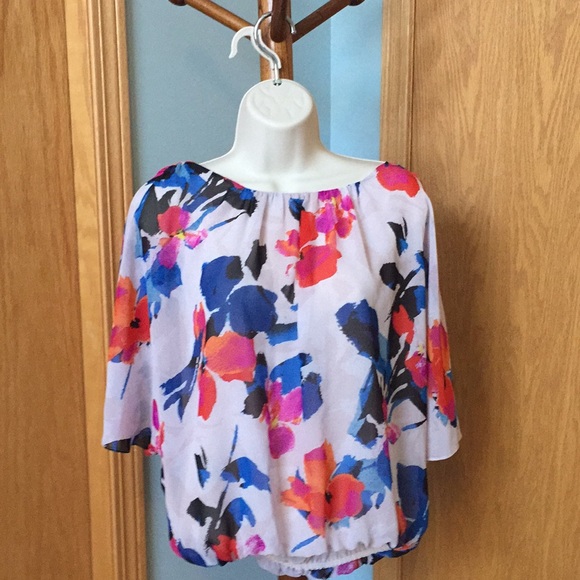 Vince Camuto Tops - Vince Camuto Petite Floral Rendezvous Batwing